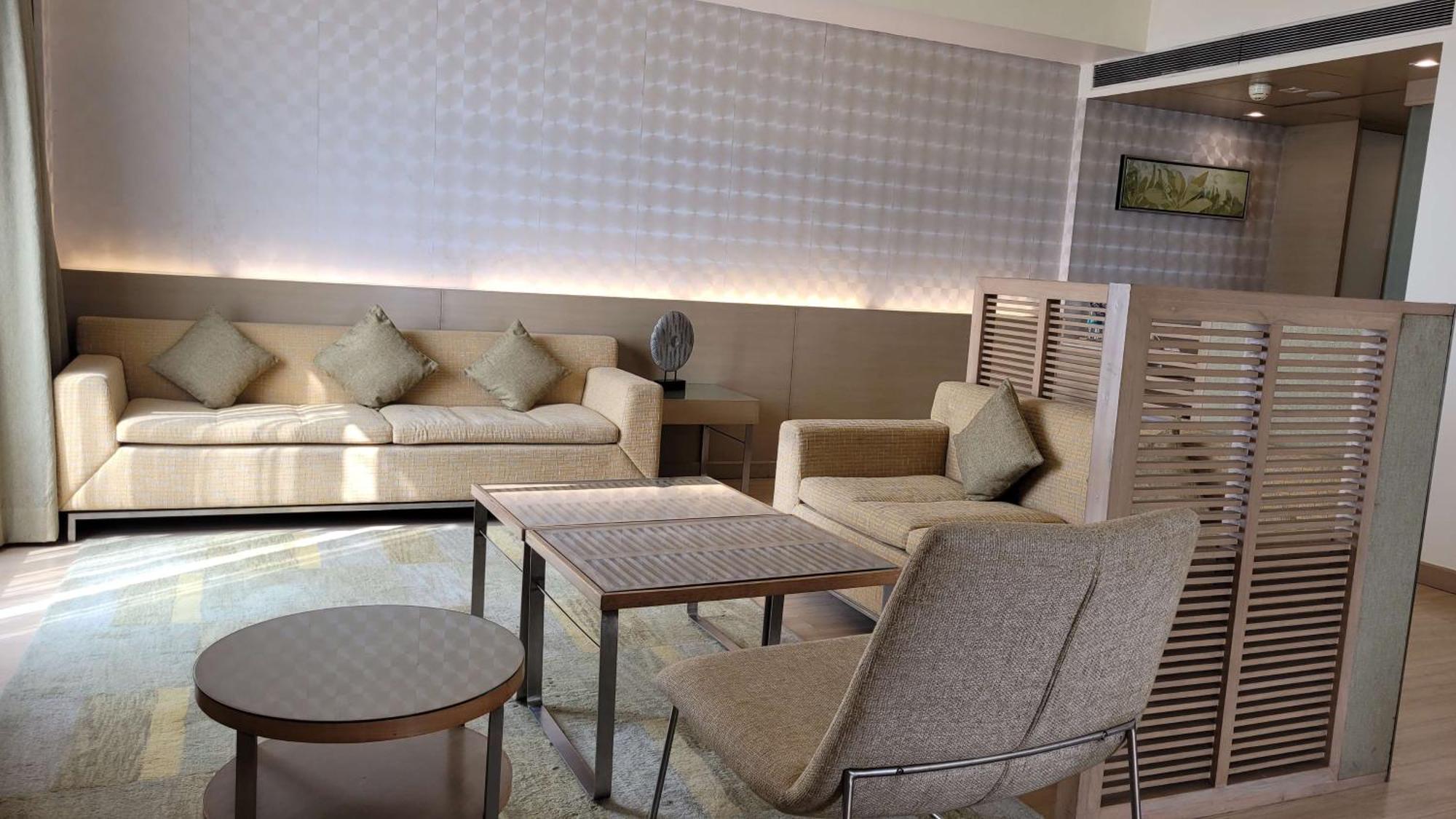 래디슨 블루 호텔, 그레이터 노이다 외부 사진 The interior of the lounge