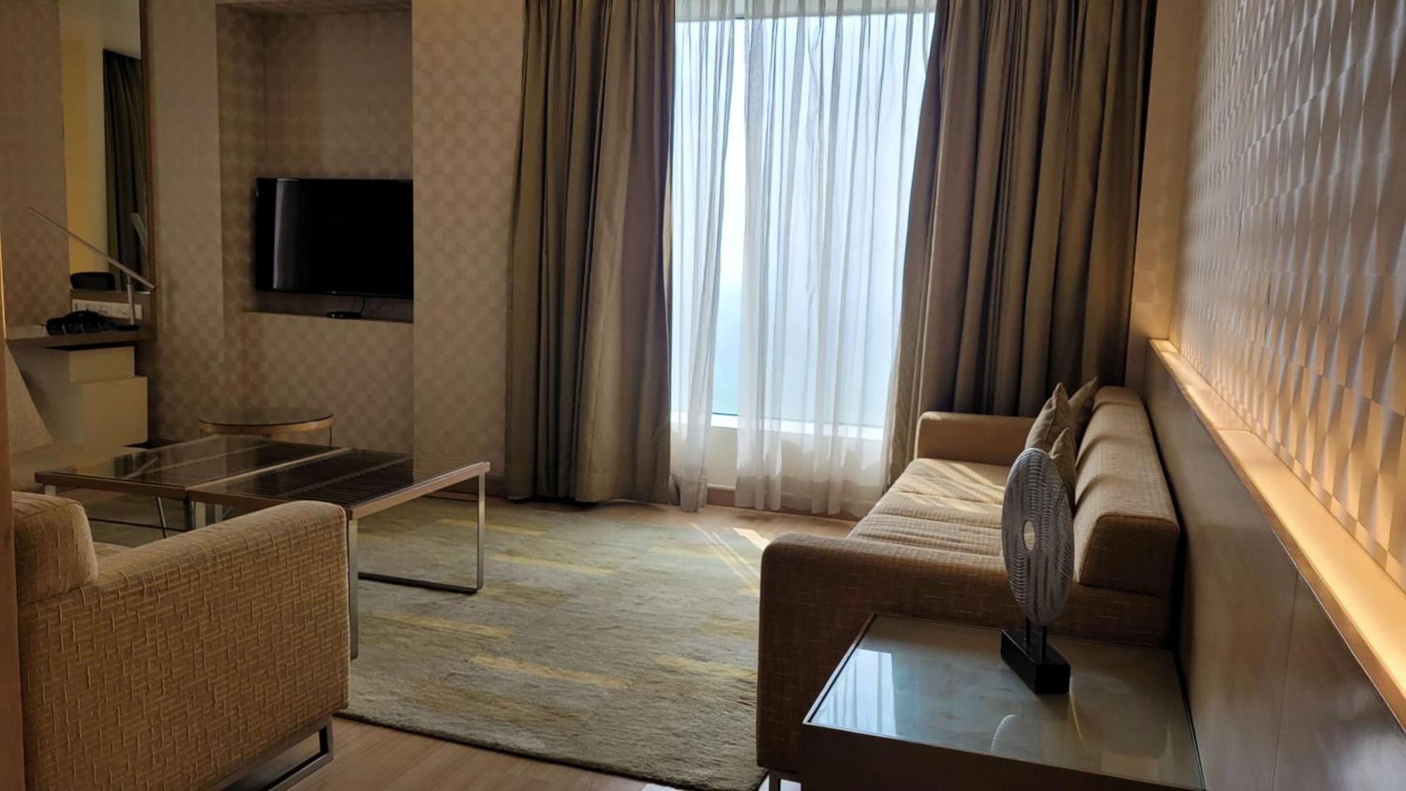 래디슨 블루 호텔, 그레이터 노이다 외부 사진 Living room of a suite at the Taj Mahal Palace, Mumbai