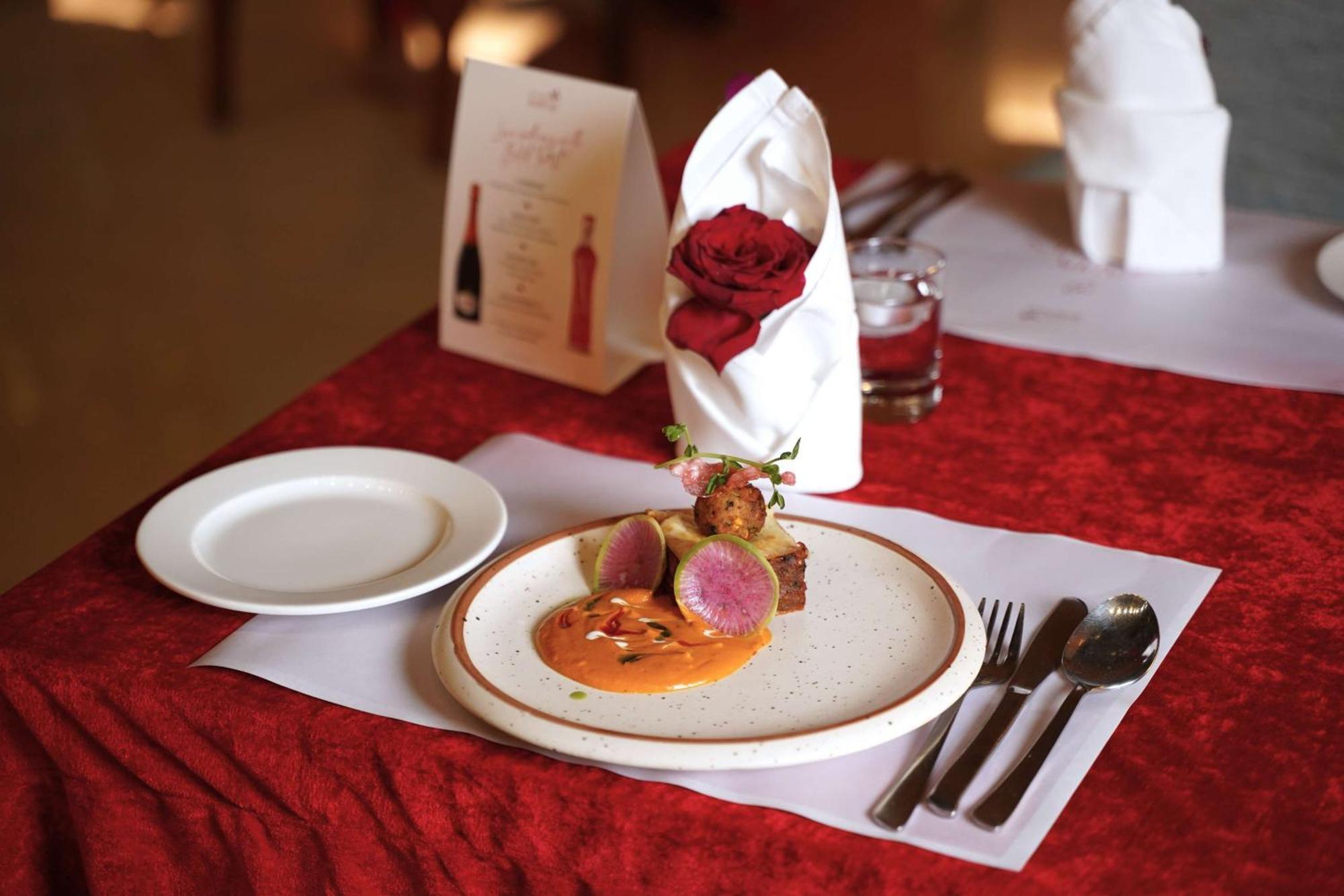 래디슨 블루 호텔, 그레이터 노이다 외부 사진 A meal at the Taj Bengal