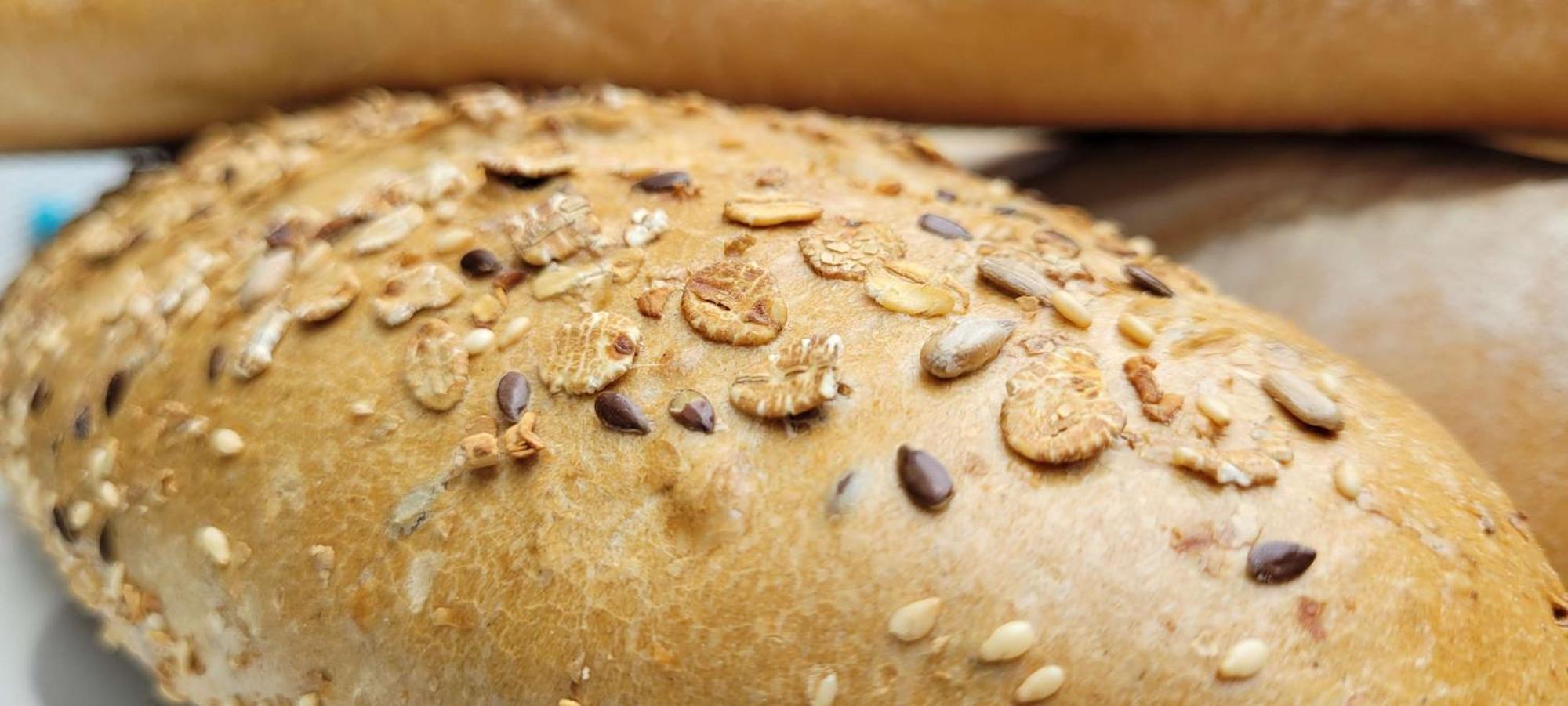 래디슨 블루 호텔, 그레이터 노이다 외부 사진 Sesame seeds on bread