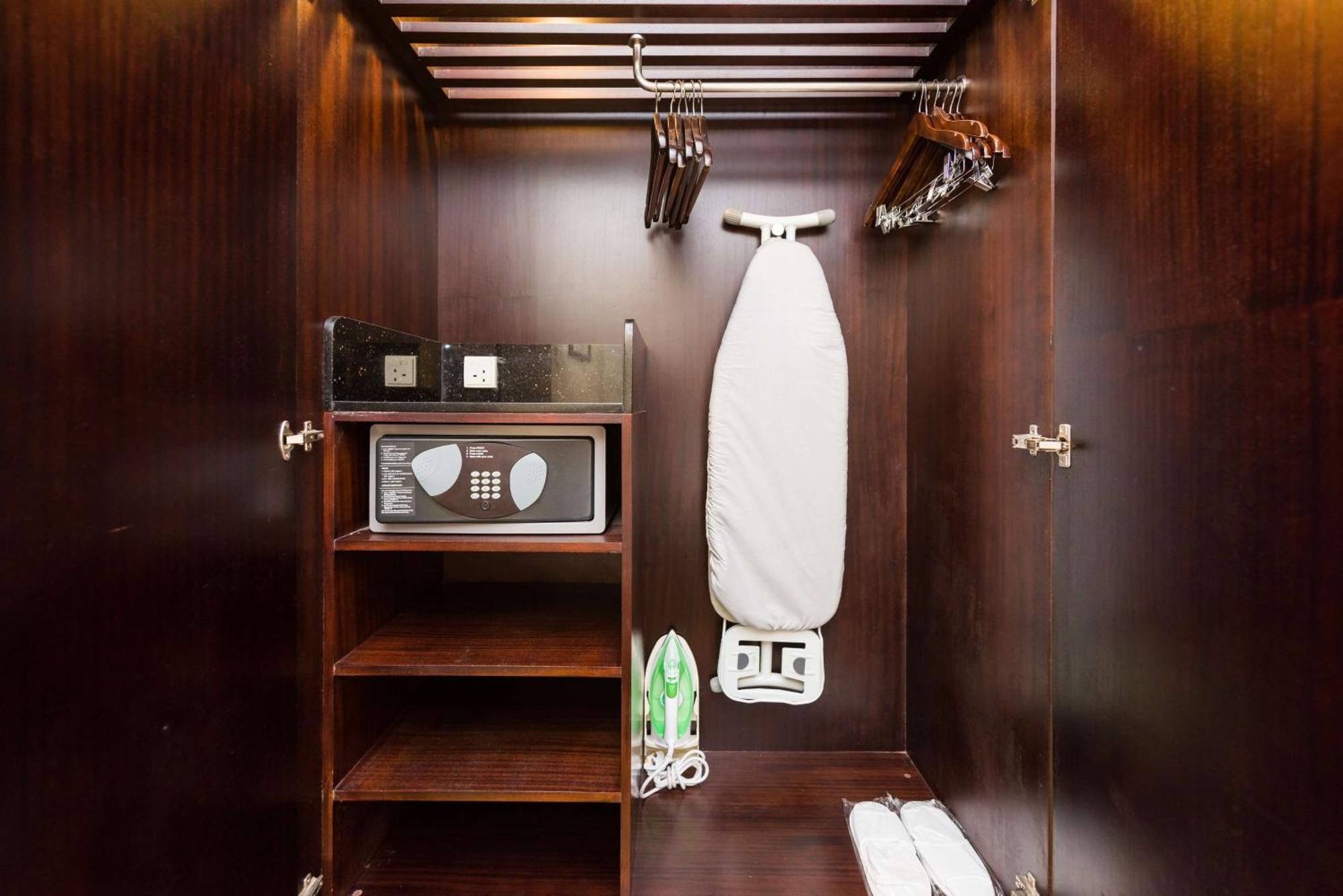 래디슨 블루 호텔, 그레이터 노이다 외부 사진 A hotel room wardrobe with a safe