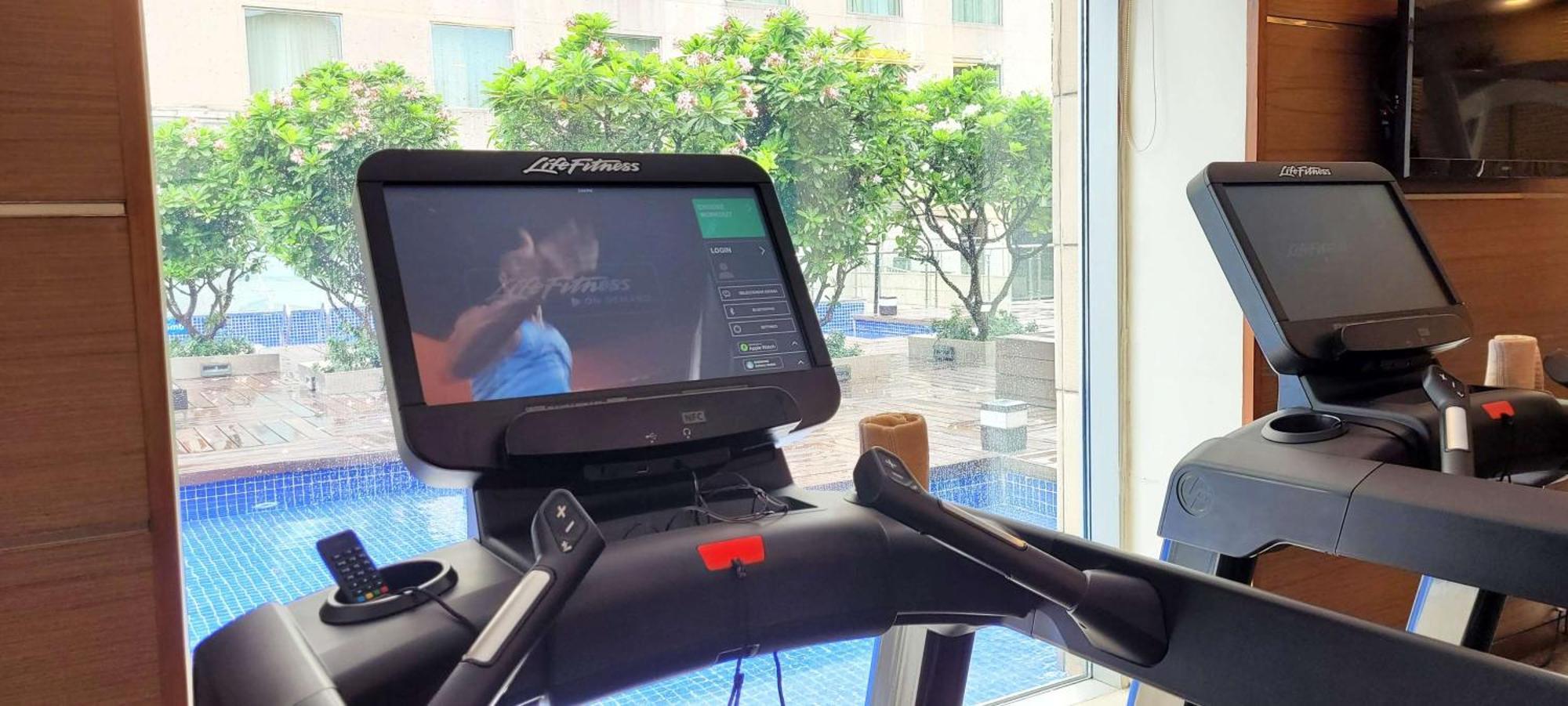 래디슨 블루 호텔, 그레이터 노이다 외부 사진 A treadmill with a screen