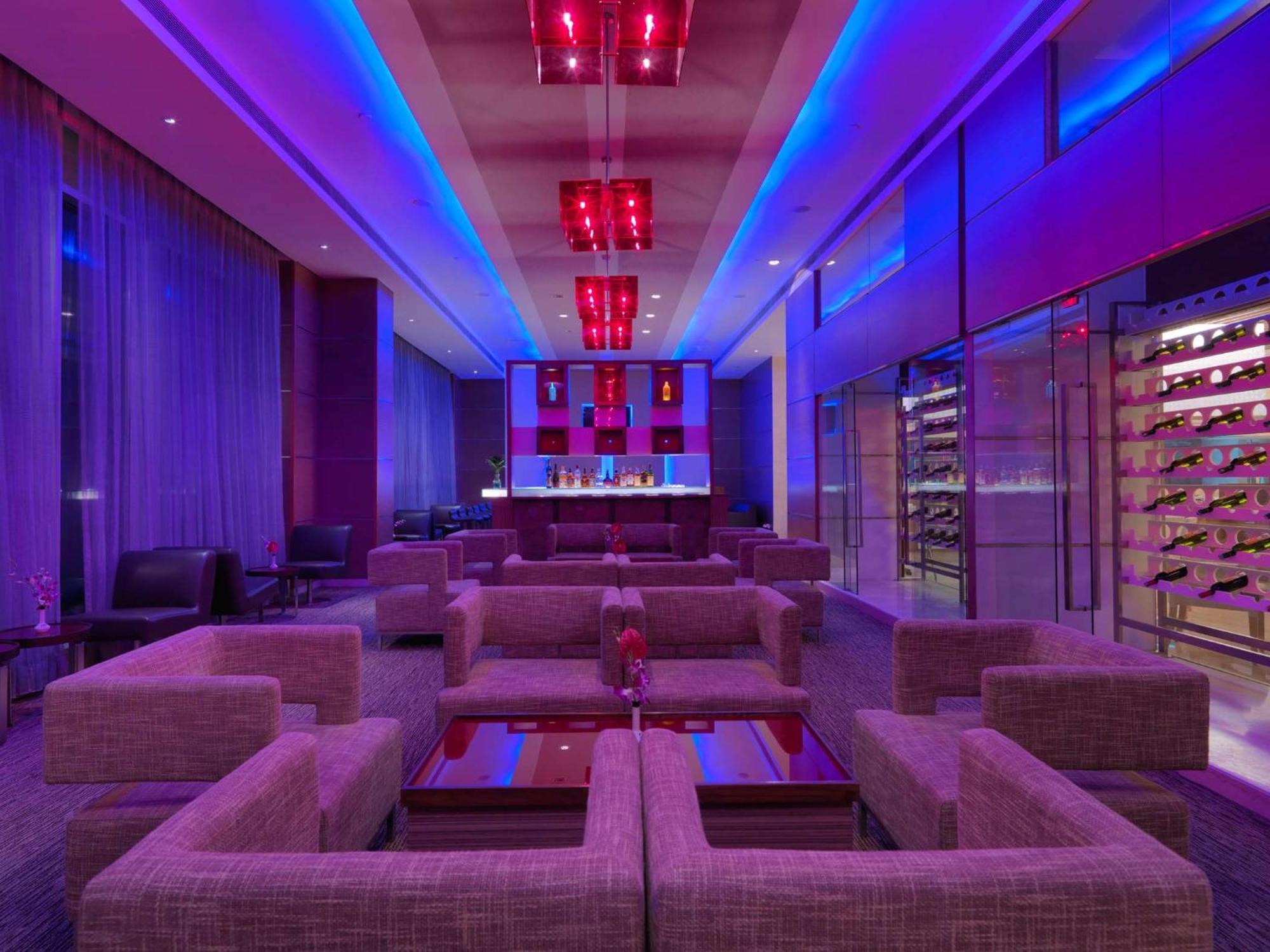 래디슨 블루 호텔, 그레이터 노이다 외부 사진 The bar at the 101 lounge