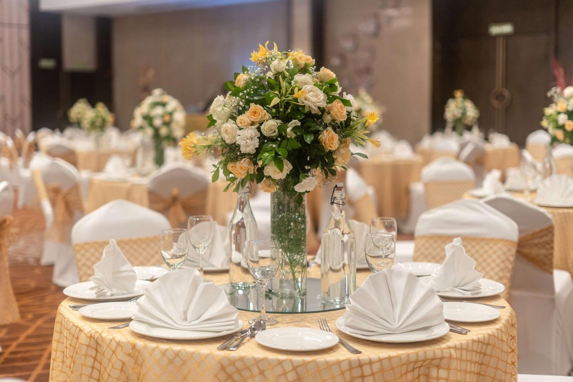 래디슨 블루 호텔, 그레이터 노이다 외부 사진 A table set for a formal dinner