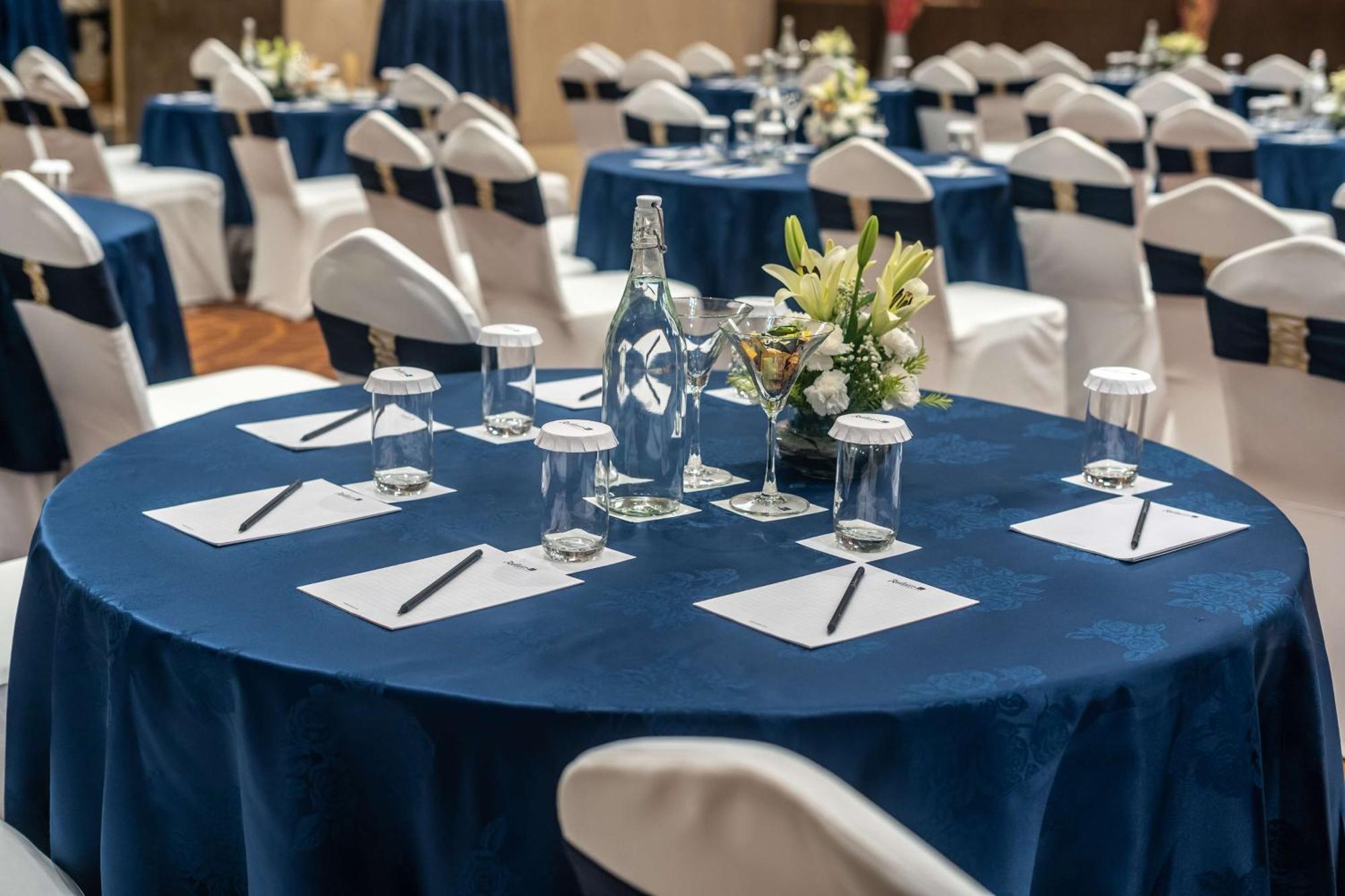 래디슨 블루 호텔, 그레이터 노이다 외부 사진 A round table with a blue tablecloth