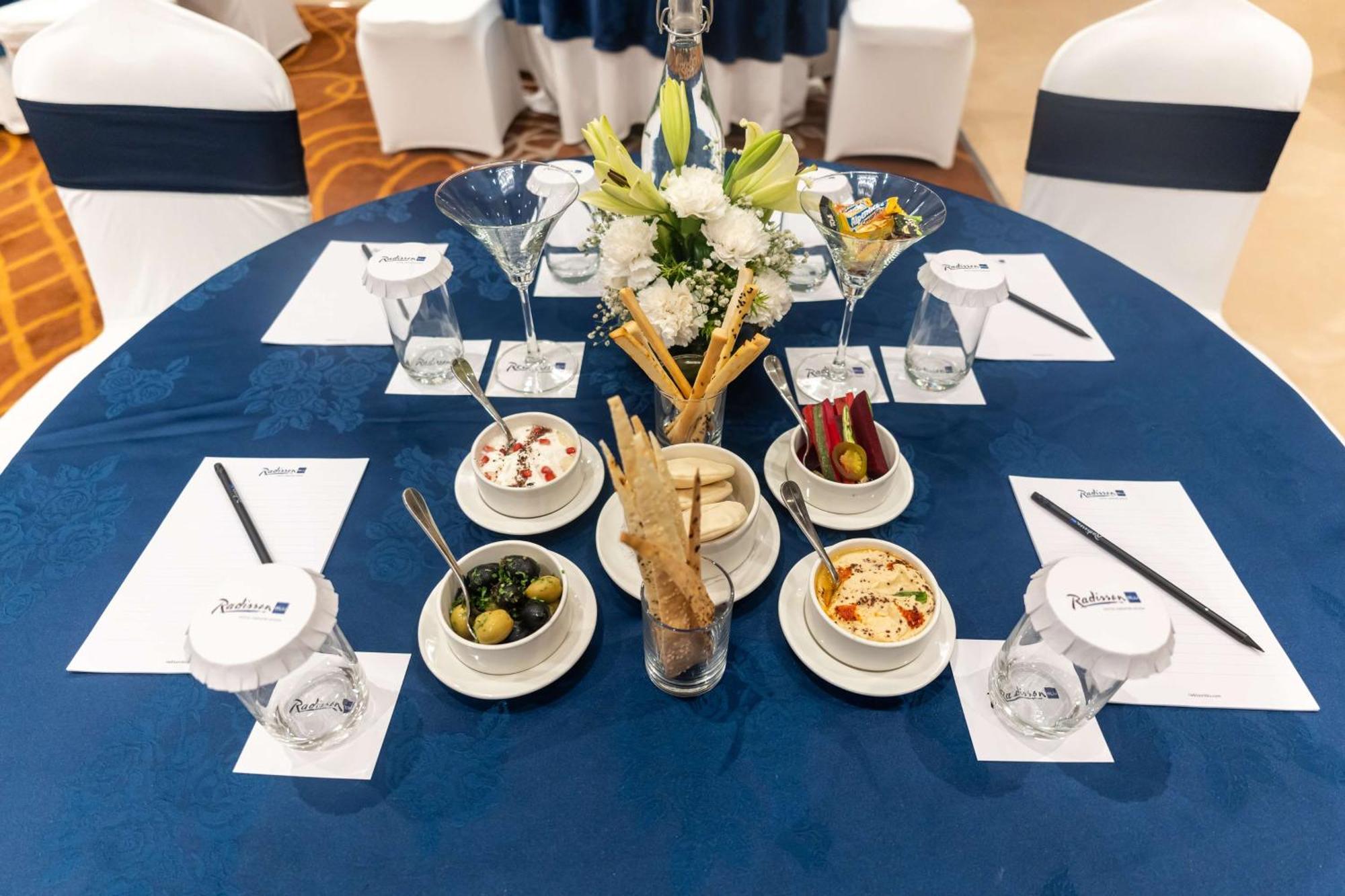 래디슨 블루 호텔, 그레이터 노이다 외부 사진 A table set for a meeting