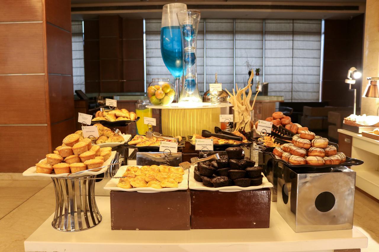 래디슨 블루 호텔, 그레이터 노이다 외부 사진 A dessert buffet