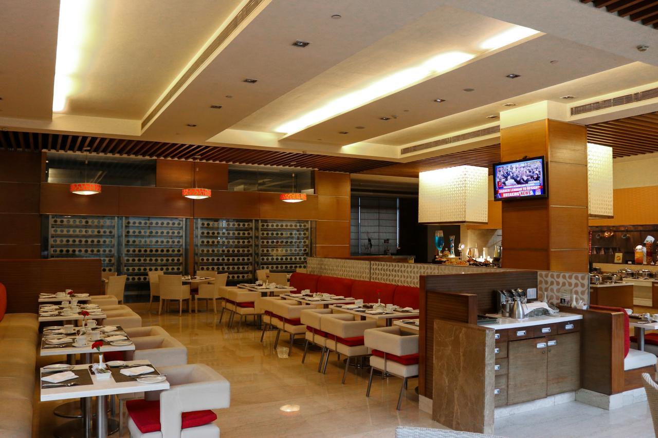 래디슨 블루 호텔, 그레이터 노이다 외부 사진 The interior of a typical buffet restaurant