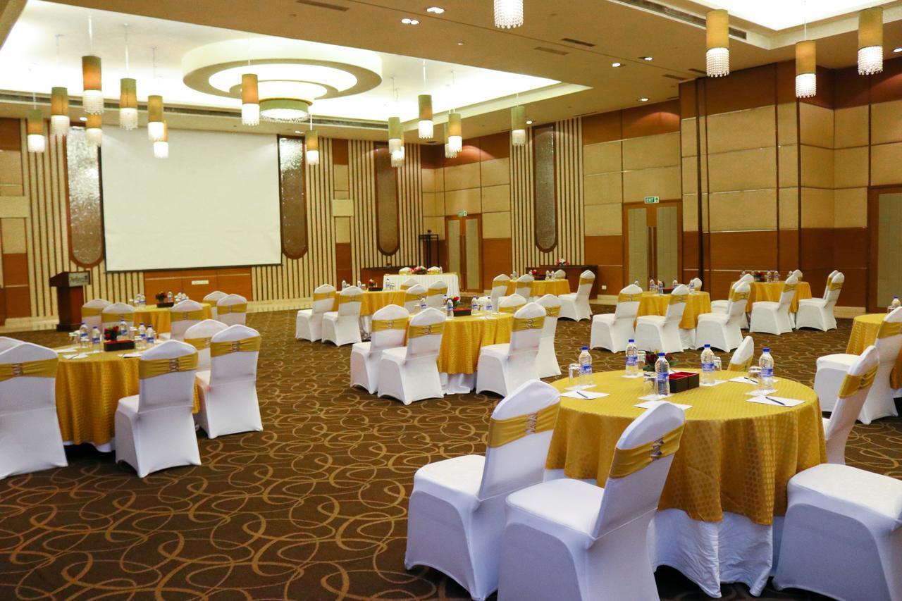 래디슨 블루 호텔, 그레이터 노이다 외부 사진 A typical conference room