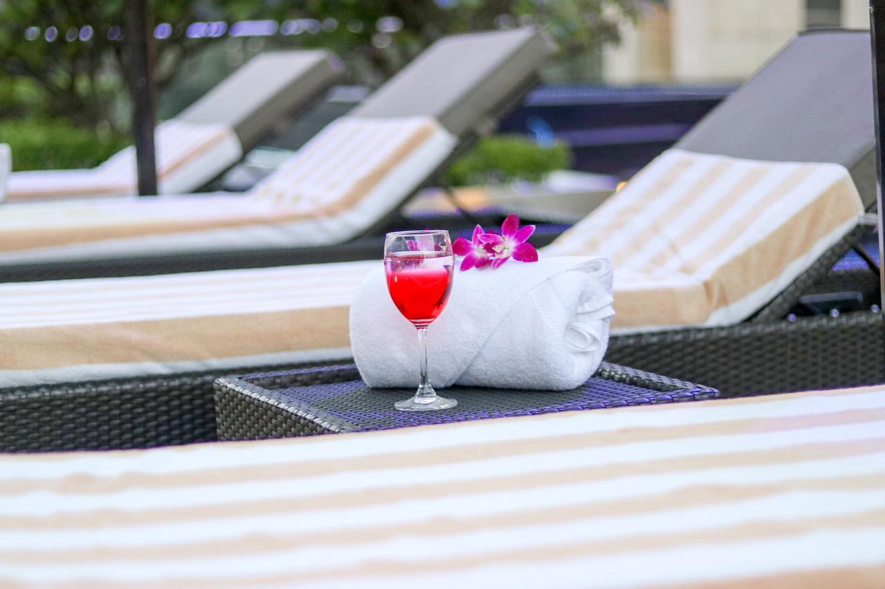 래디슨 블루 호텔, 그레이터 노이다 외부 사진 Poolside at the hotel