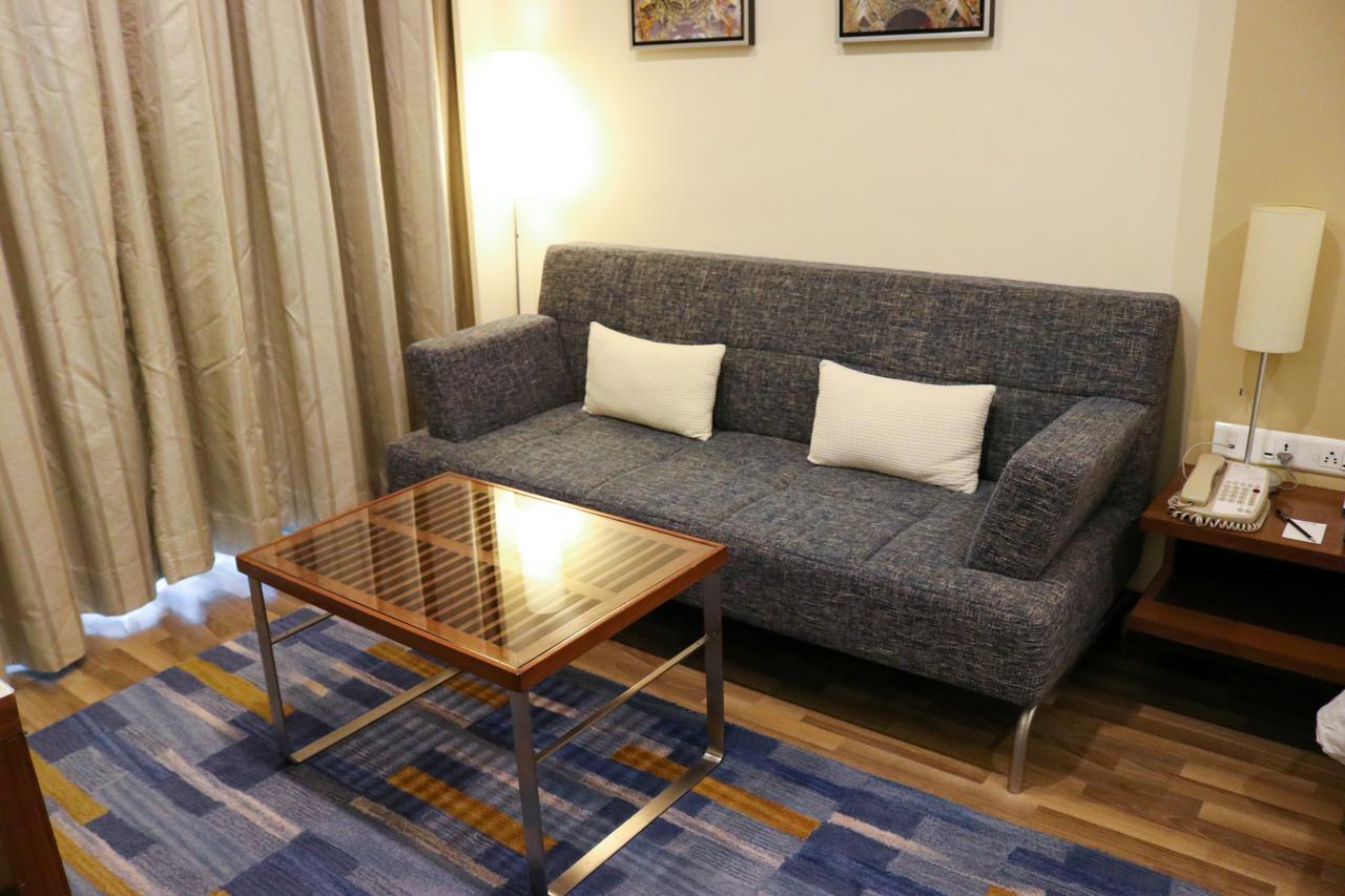 래디슨 블루 호텔, 그레이터 노이다 외부 사진 A sofa