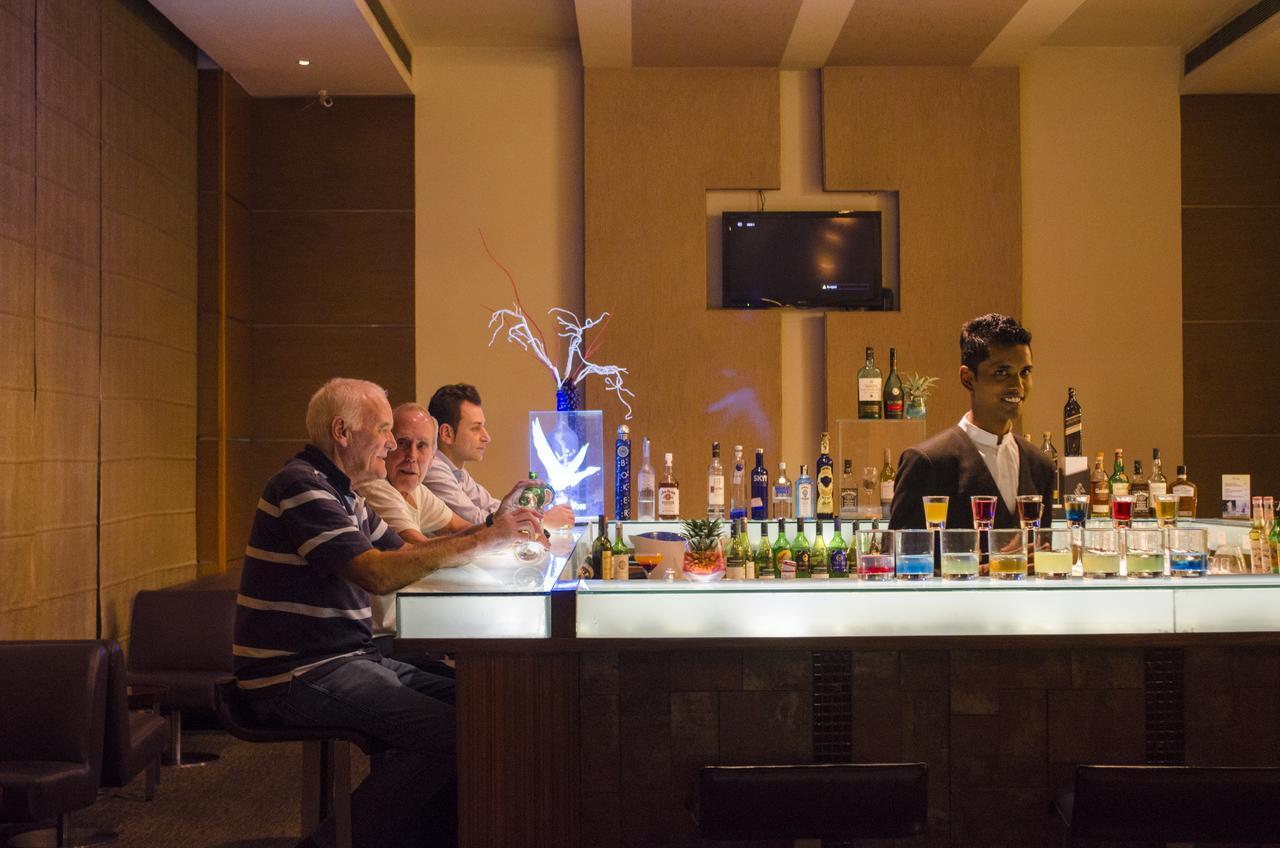 래디슨 블루 호텔, 그레이터 노이다 외부 사진 A bar in a hotel