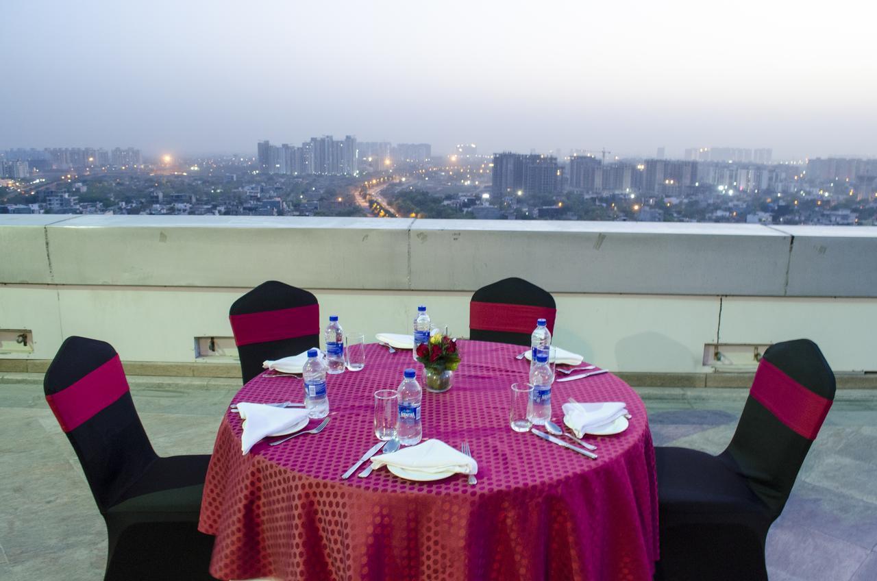 래디슨 블루 호텔, 그레이터 노이다 외부 사진 Skyline view from the hotel