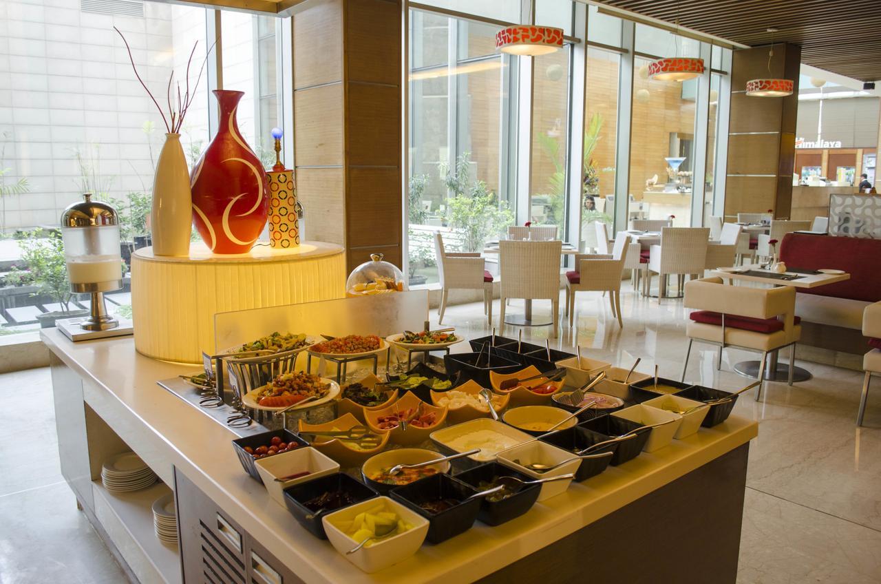 래디슨 블루 호텔, 그레이터 노이다 외부 사진 A buffet at a hotel